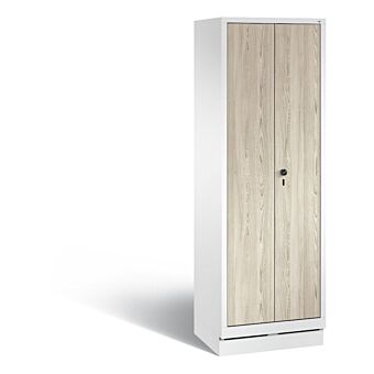 garderobekast met houten deuren